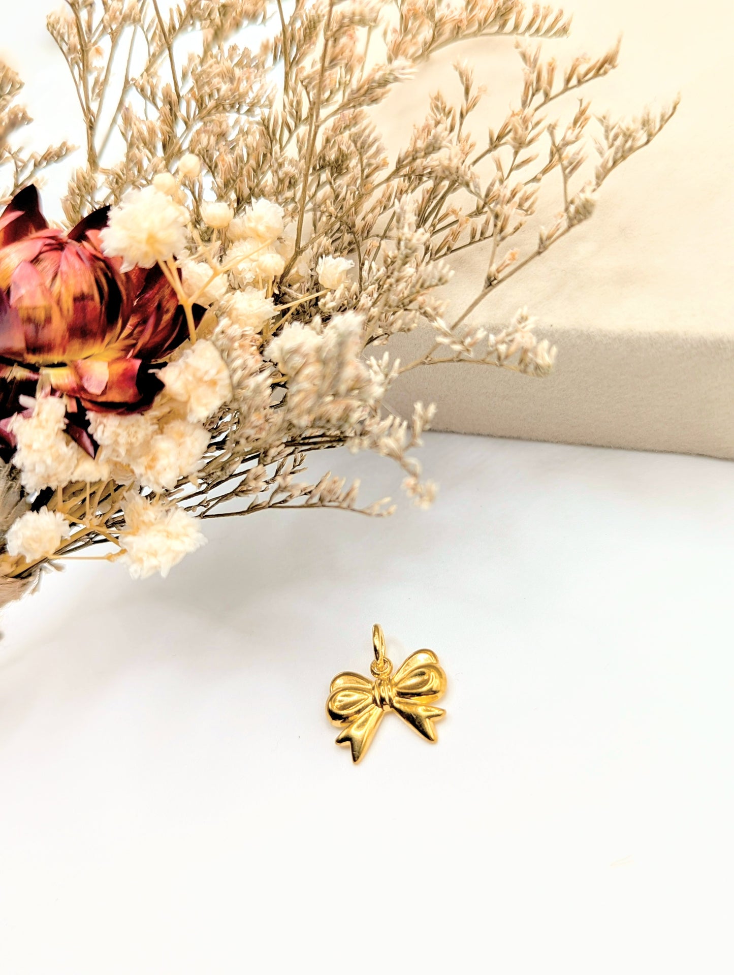 Pretty bow Charm (Gold)