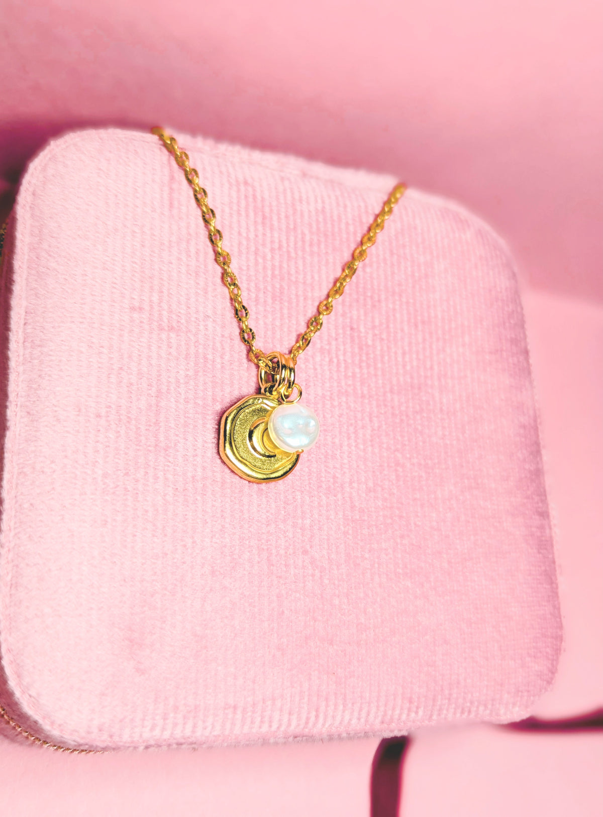 Moonlit Pearl Necklace (Gold)
