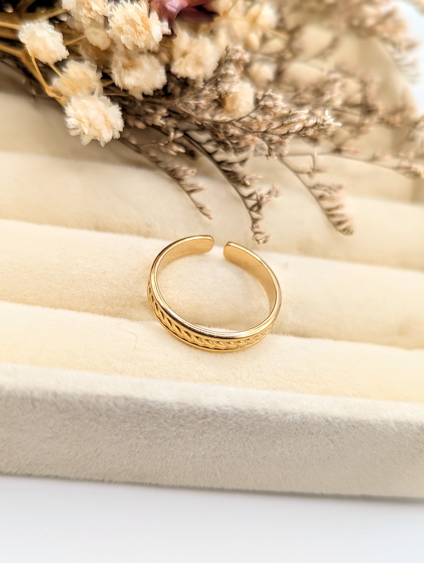 Modern Twist Ring (Gold)