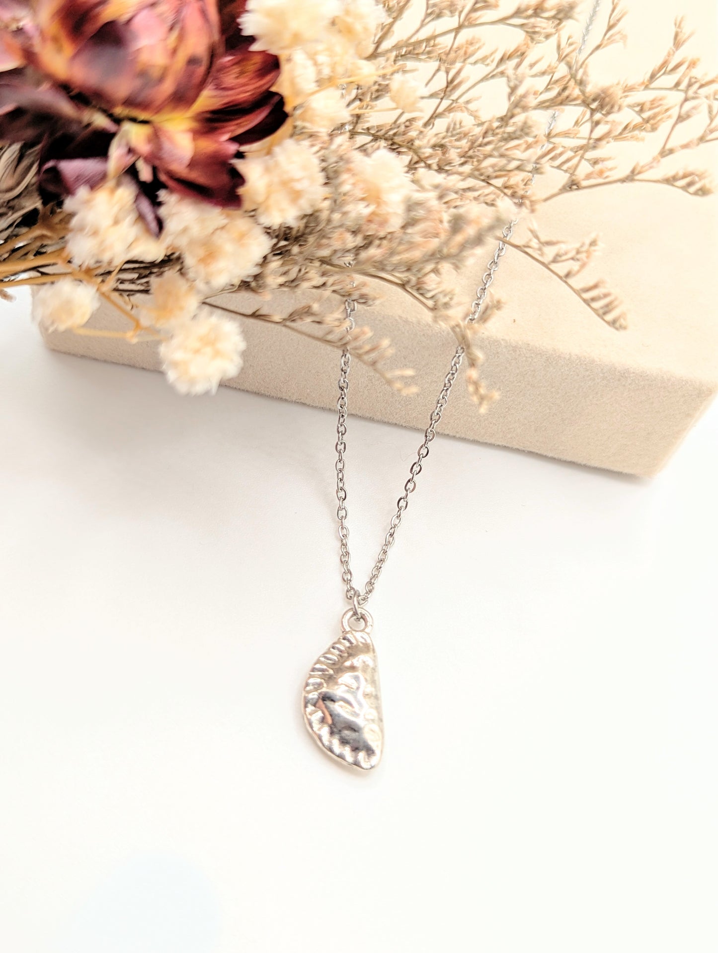 The Flaky Chain Pasty Charm Necklace (Silver)