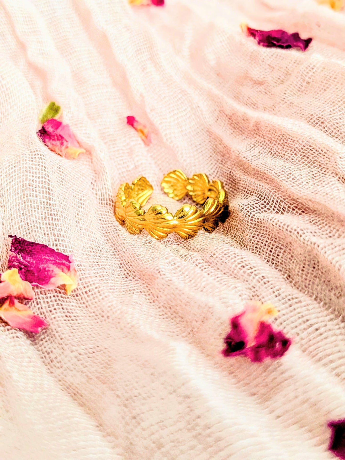 Seashell Hug Ring (Gold)