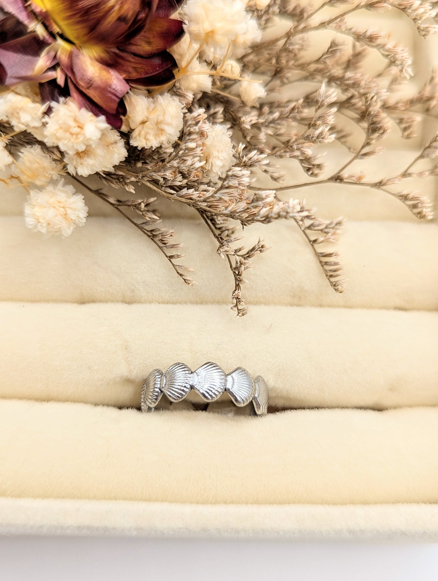 Seashell Hug Ring (Silver)
