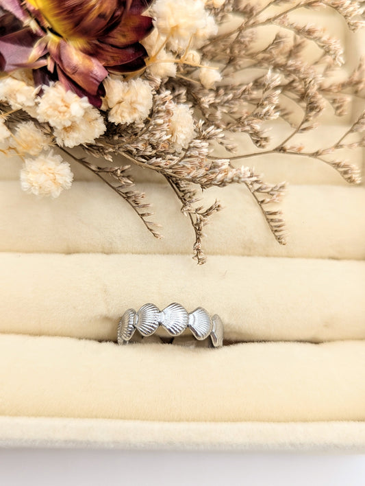 Seashell Hug Ring (Silver)