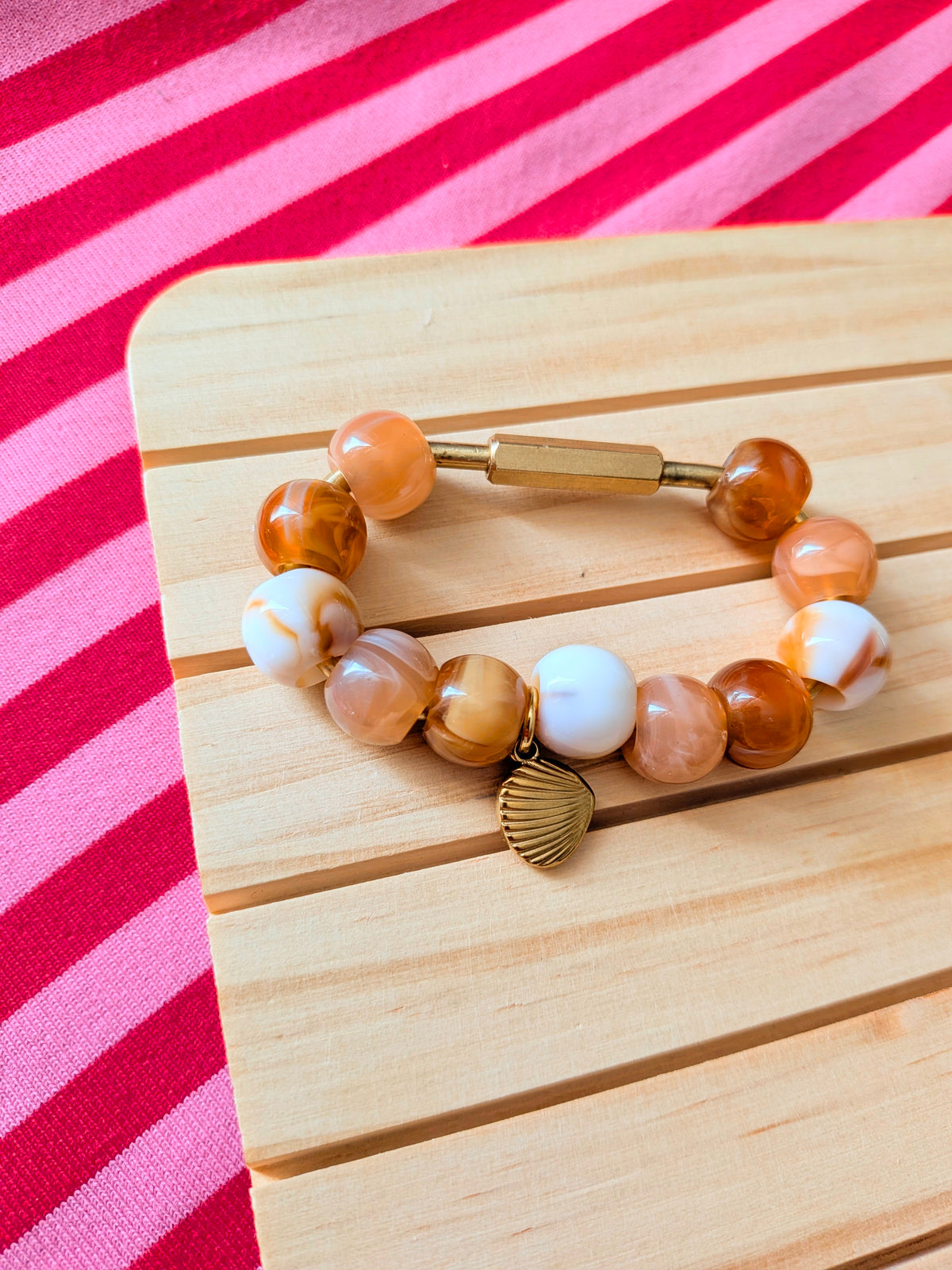Neutral Shell Bag Charm (Gold)