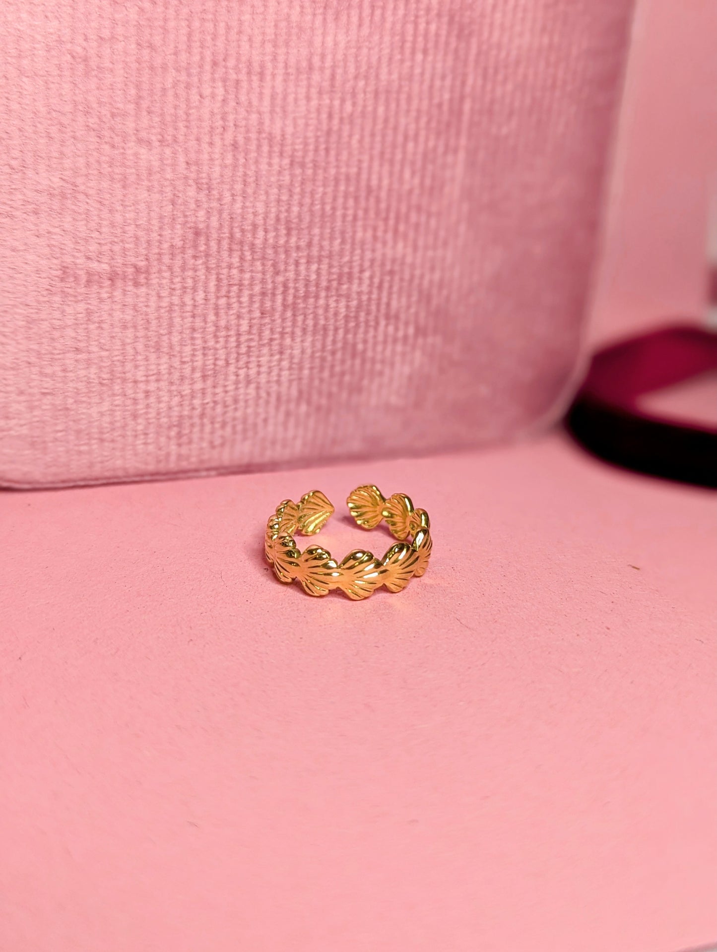 Seashell Hug Ring (Gold)