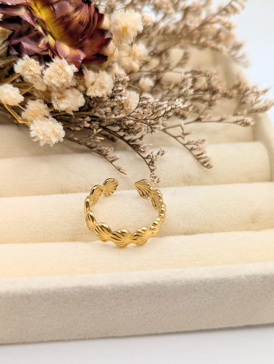 Seashell Hug Ring (Gold)