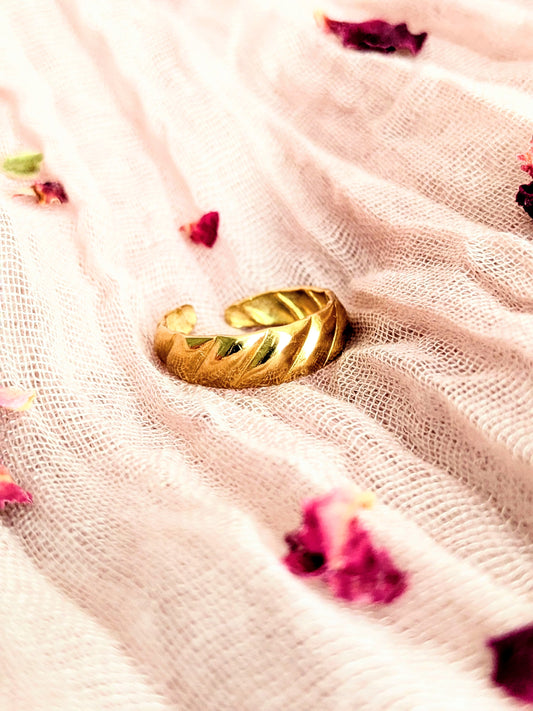 Chrome Curve Ring (Gold)